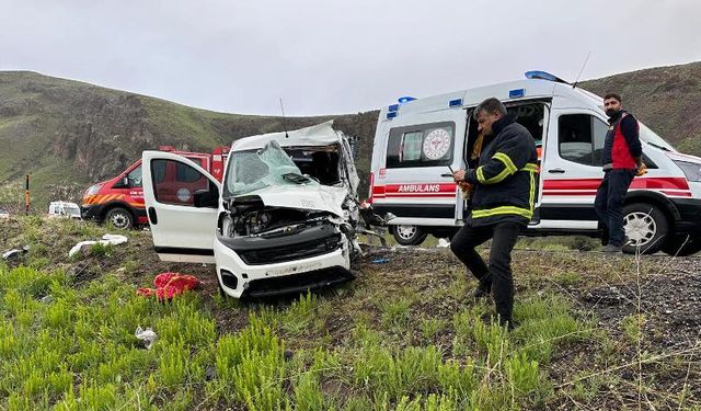 Ağrı'da minibüs ile hafif ticari araç çarpıştı: 2 ölü, 5 yaralı