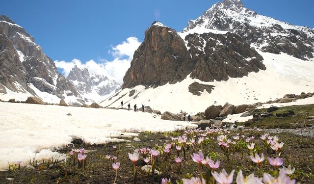 Mayıs ortasında Hakkari Cilo Dağlarında kayak keyfi