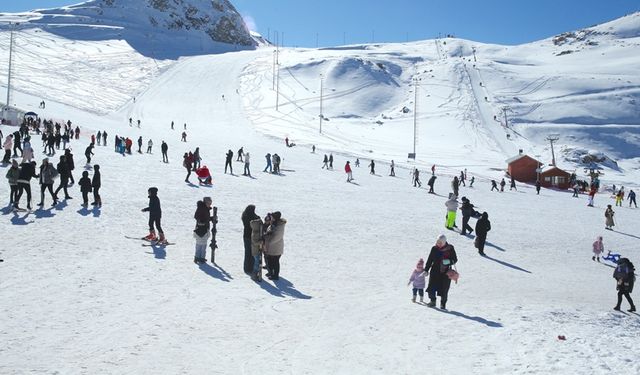 Kayak merkezlerinde rekor kar kalınlığı Hakkari’de