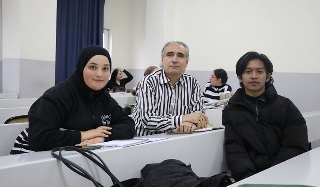 Emekli albay, oğluyla aynı üniversitede eğitim görüyor