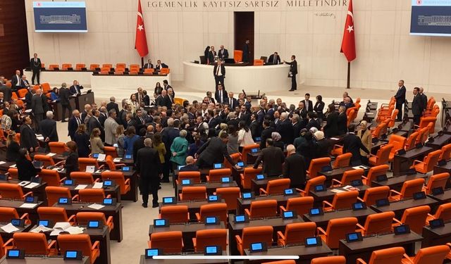 TBMM'de AK Parti sıralarına kolonya şişesi fırlatıldı