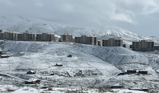 Yüksekova'da kar yağışı: 2 köy ve 10 mezra yolu ulaşıma kapandı