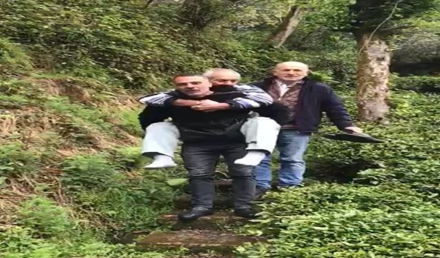 Muhtar, evine yol gitmeyen hasta köylüsünü sırtında taşıdı