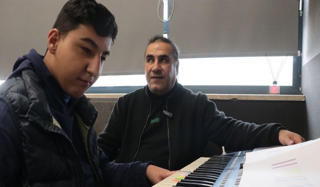 Görme engelli öğretmen kendisi gibi özel öğrencilere ders veriyor