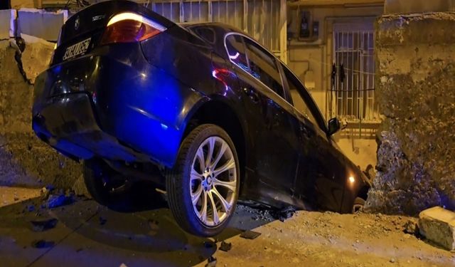 Kaza yapan sürücü, otomobilini bırakıp kaçtı