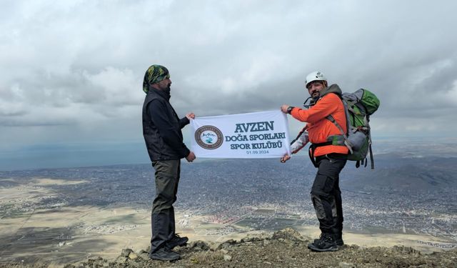 Hakkarili dağcılar Küçük Erek Dağı’na tırmandı