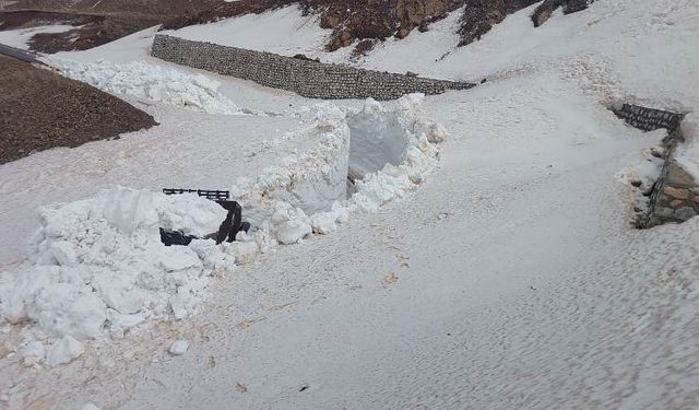 Hakkari'de üs bölgelerinin yolunda karla mücadele sürüyor