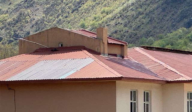 Hakkari'de hasar gören okul çatısı onarıldı