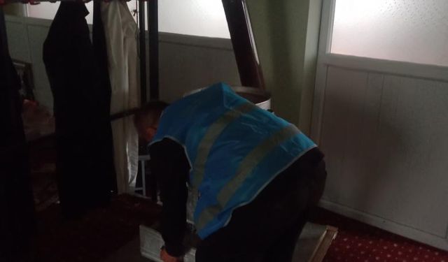 Hakkari'de yükümlüler cami temizledi