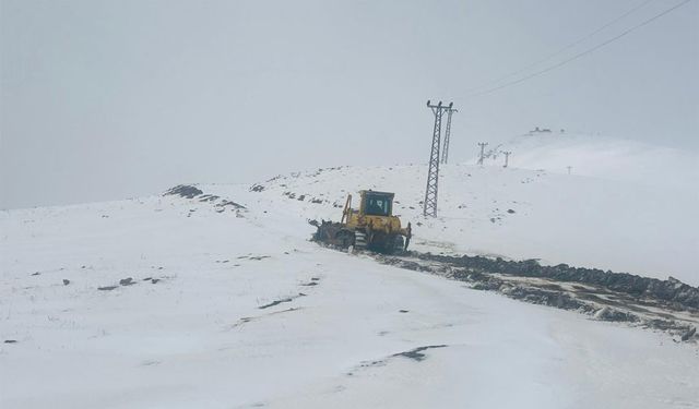 Hakkari'de Nisan'da kar şoku: Yollar kapandı