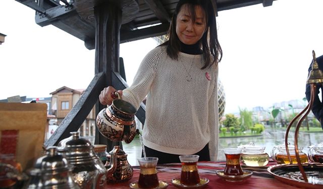 Japonya'nın ilk "Türk çayı demleme ustası" Yumika Arita
