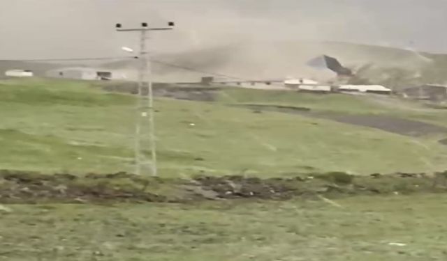 Kars'ta kuvvetli rüzgar çatıları uçurdu