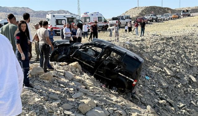 Şırnak'ta hafif ticari araç şarampole devrildi: 3 ölü, 3 yaralı