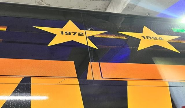 Galatasaray otobüsüne taşlı saldırı