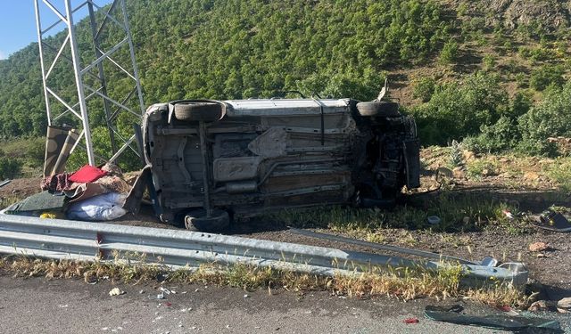 Bingöl'de takla atan hafif ticari araçtaki 5 kişi yaralandı