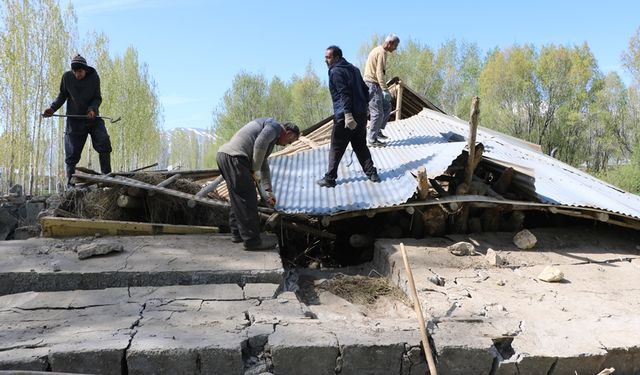 Hakkari'de ahır çöktü; 2 büyükbaş ile 50 tavuk telef oldu