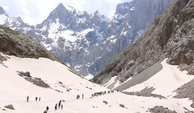 Hakkari'nin 20 bin yıllık buzullarına ilgi arttı