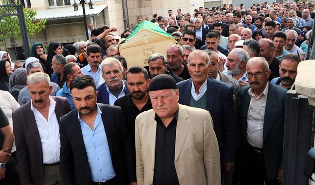 Doğa yürüyüşünde yaşamını yitiren müdür yardımcısı Van'da toprağa verildi