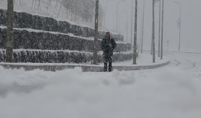 Erzurum’a mayıs ortasında kar yağdı