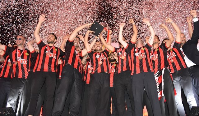 Süper Lig'in efsane takımı 3. Lig'e çıkmayı böyle kutladı