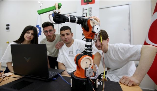 Vanlı öğrencilerin robot kol projesi, yarışmada birinci oldu