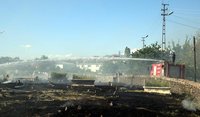 Van'da mezarlıkta çıkan yangında bazı mezarlar zarar gördü