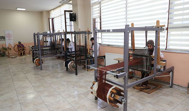 Kadınlar "şal şapik" kumaşını yaşatmak için tezgahın başında