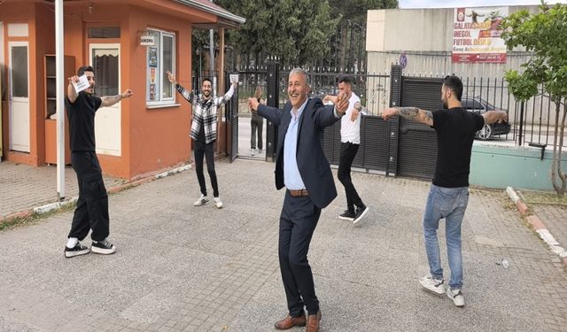 Seçimi kazanan muhtar, çiftetelli oynadı
