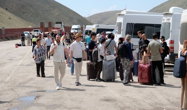 İran'dan Van'a gelen yabancılar ülkelerine dönüyor