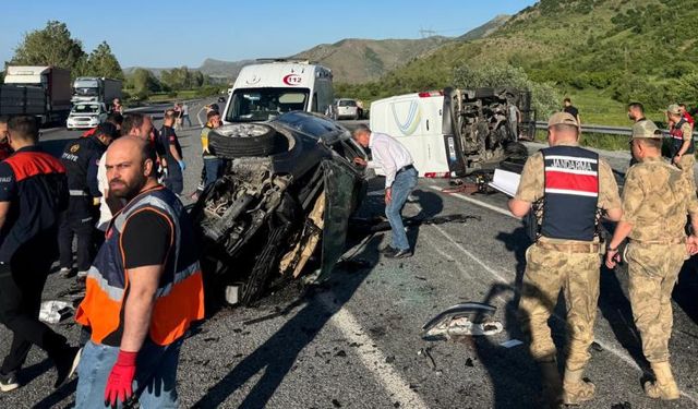 Tatvan'da minibüs ile otomobil çarpıştı: 2 ölü, 1 yaralı