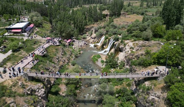 Van'ın doğa harikası Muradiye Şelalesi'nde bayram yoğunluğu