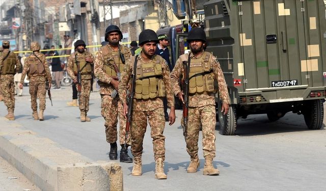 Pakistan'da bombalı saldırıda 13 asker öldü