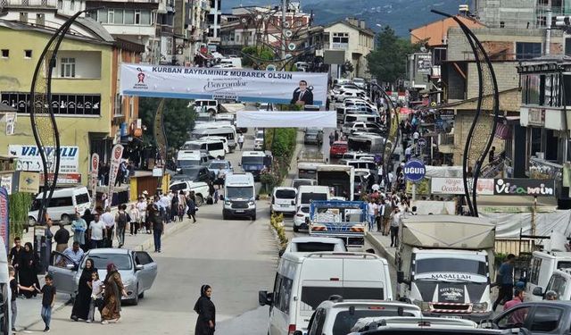 Şemdinli'de bayram öncesi alışveriş yoğunluğu