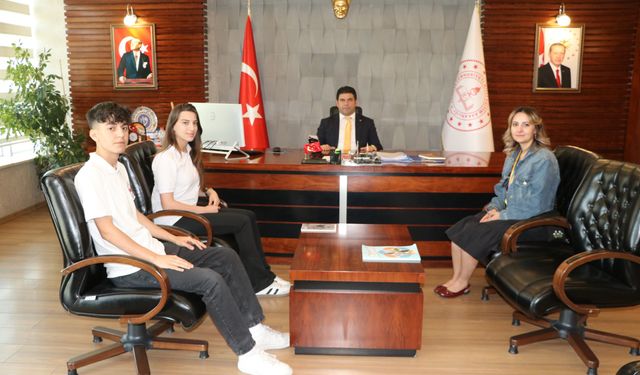 Müdür Yılmaz genç kalemleri makamında ağırladı
