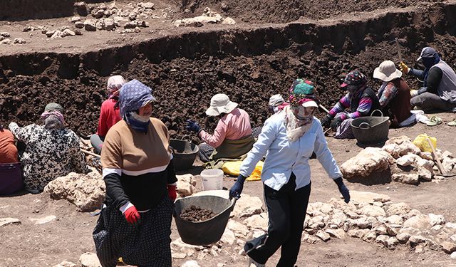 Diyarbakır Çayönü Tepesi'nin kadın işçileri "tarih" kazıyor