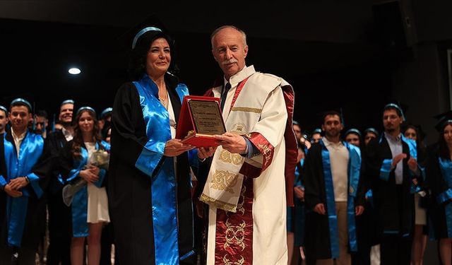 İki çocuk annesi ikinci üniversitesini birincilikle bitirdi