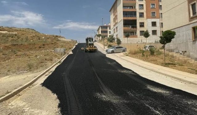 Yüksekova Belediyesi'nden Pizok TOKİ yolunda asfalt onarımı