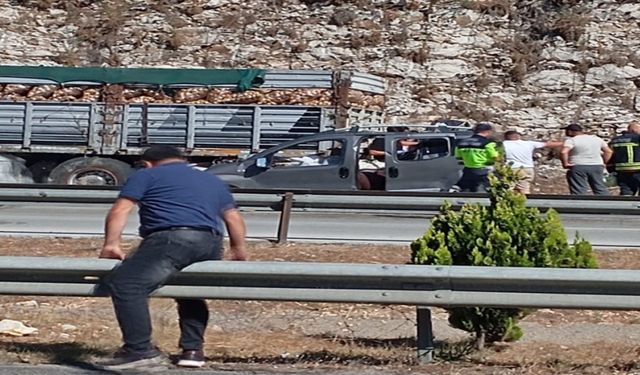 TIR’a arkadan çarpan hafif ticari araçtaki 5 kişi öldü
