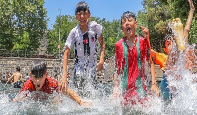 Diyarbakır  48 dereceyi gördü, çocuklar havuzlara koştu
