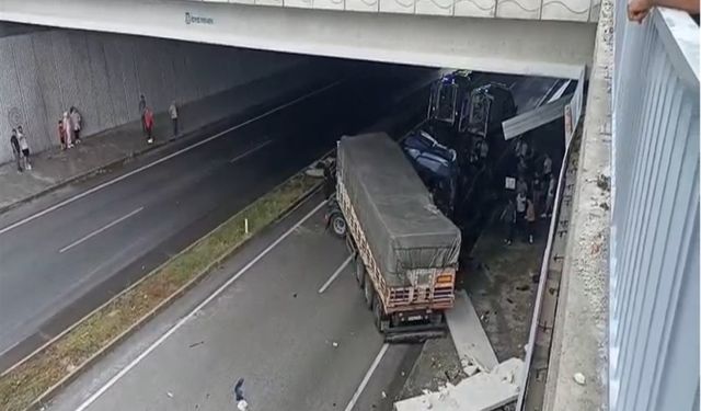 Karşı yöne geçen otomobil, TIR'a çarptı; 3 ölü, 5 yaralı