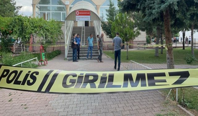 Husumetlisini camide namaz kılarken bıçakla öldürdü
