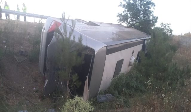 Yolcu otobüsü şarampole devrildi; 27 yaralı