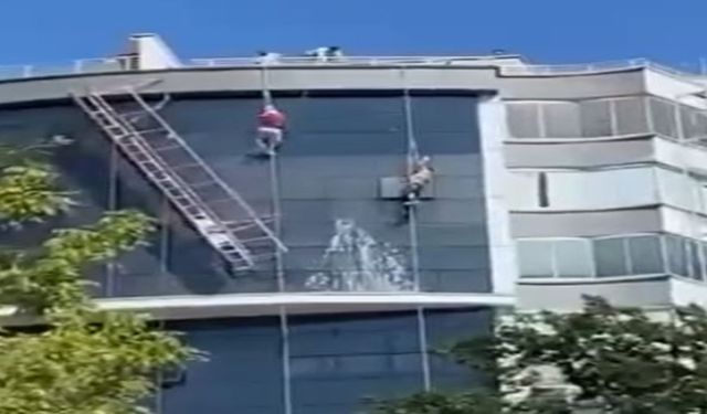 İşçilerin üzerinde çalıştığı iskelenin asma halatı koptu