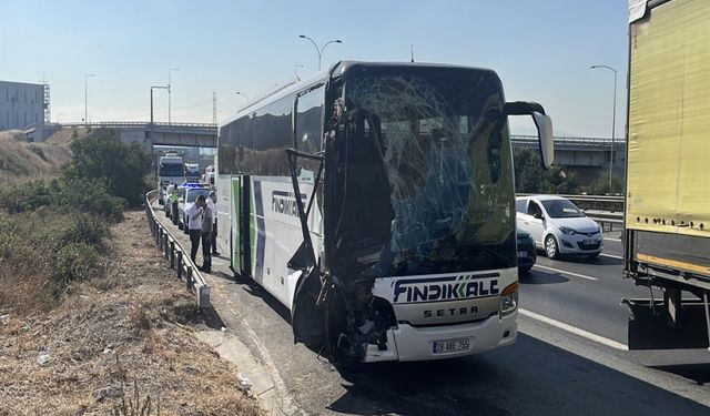 Yolcu otobüsü kamyona arkadan çarptı; 1’i ağır, 7 yaralı