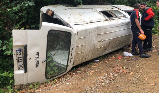 Minibüs, yamaçtan yuvarlandı: 2 ölü, 3 yaralı