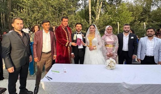 Başkan Şakar, genç çiftin nikahını kıydı