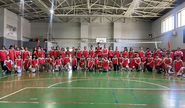 Van'da öğrencilere voleybol eğitimi verildi