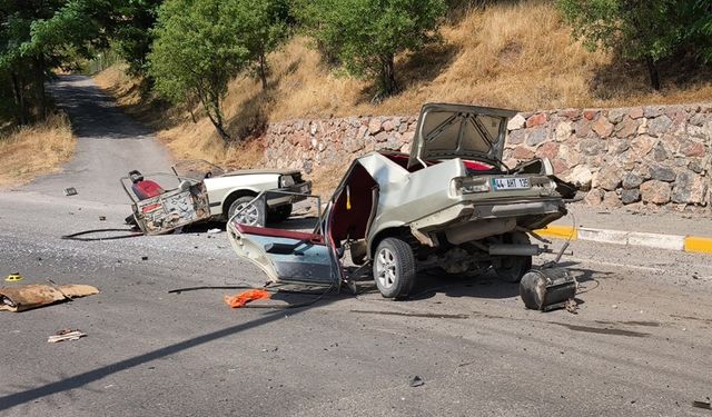 Malatya'da elektrik direğine çarpan otomobil ikiye ayrıldı