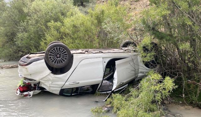 Dereye devrilen otomobildeki 4 kişi yaralandı