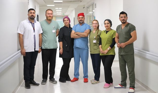 Kendisini iyileştiren doktorlarla omuz omuza vererek hayat kurtarıyor
